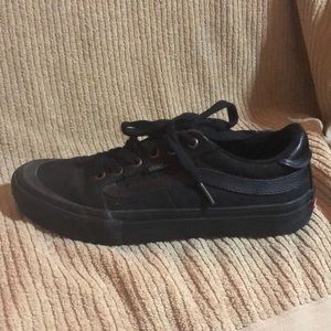 All black men’s 7 old school vans